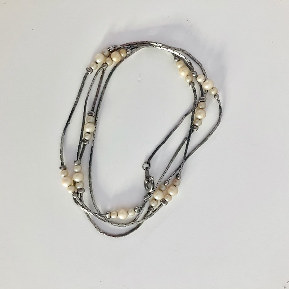 Long vintage liquid silver necklace with cream faux pearls - Picture 6 of 6